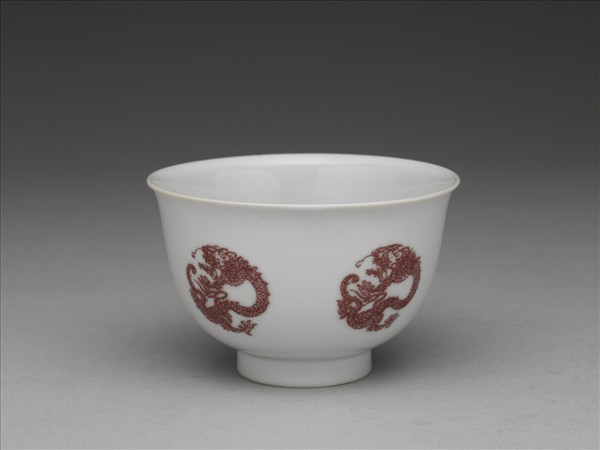 白瓷釉裡紅團龍紋杯