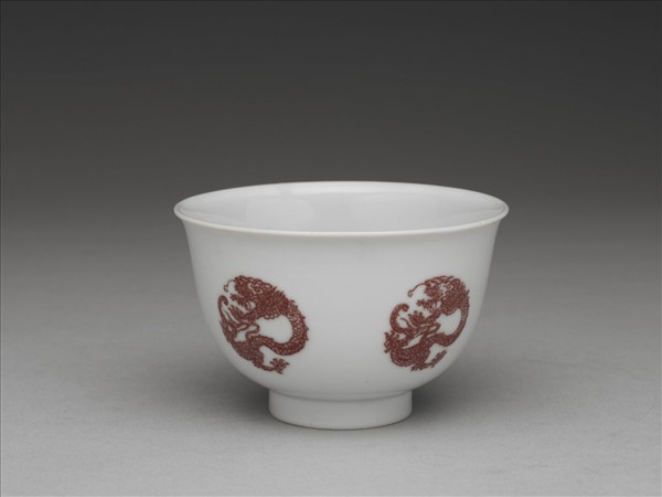 白瓷釉裡紅團龍紋杯