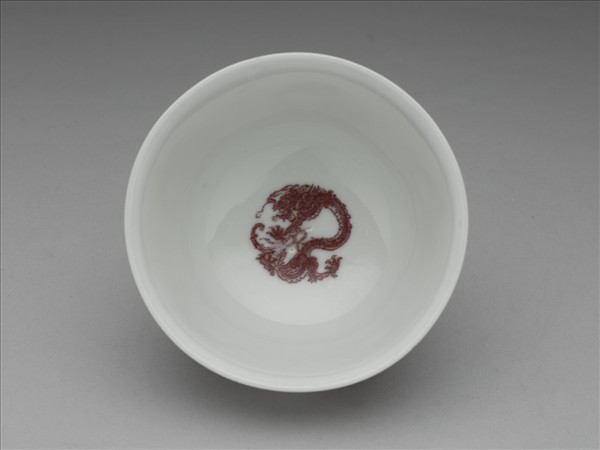白瓷釉裡紅團龍紋杯