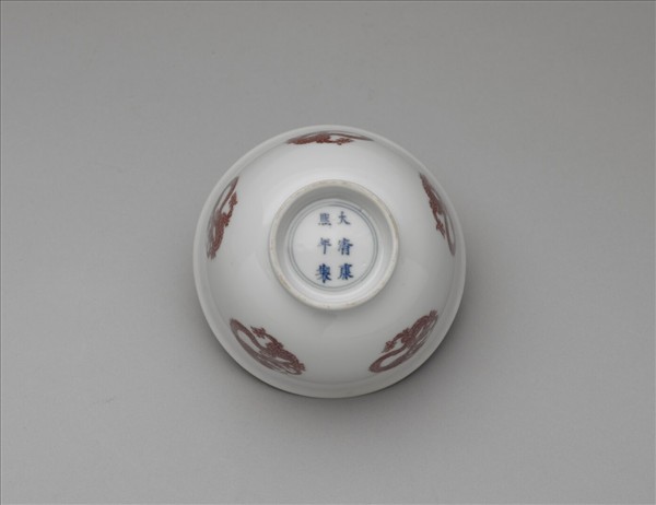 白瓷釉裡紅團龍紋杯