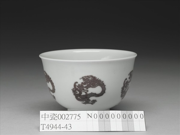 白瓷釉裡紅團龍紋杯