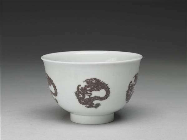 白瓷釉裡紅團龍紋杯
