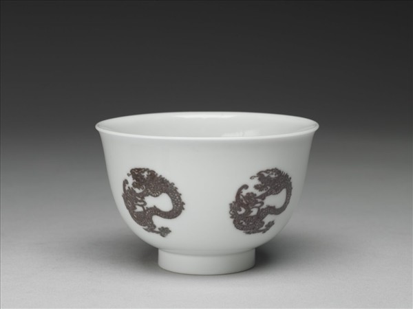 白瓷釉裡紅團龍紋杯