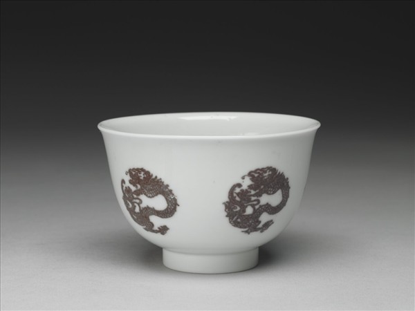 白瓷釉裡紅團龍紋杯