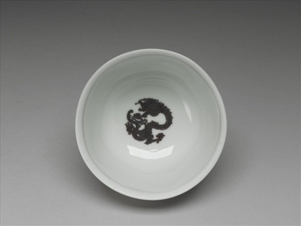 白瓷釉裡紅團龍紋杯