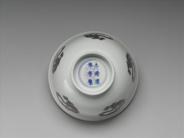 白瓷釉裡紅團龍紋杯