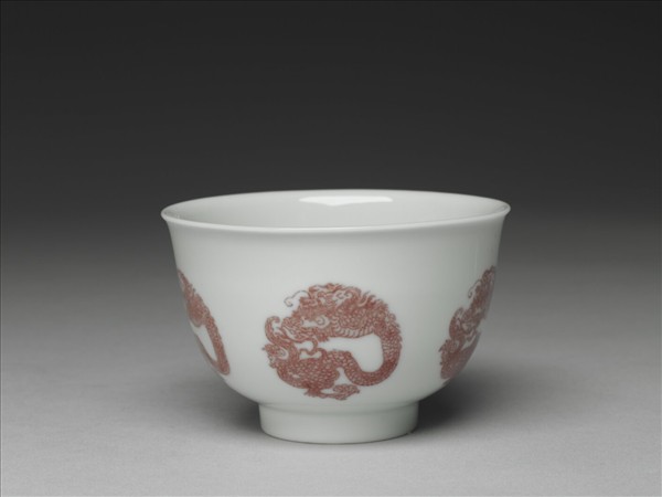 白瓷釉裡紅團龍紋杯