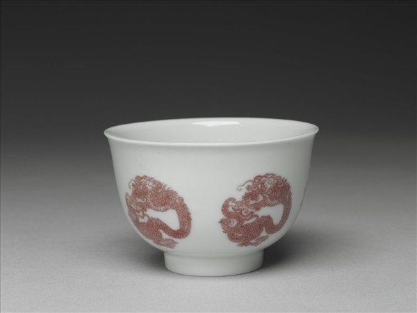 白瓷釉裡紅團龍紋杯
