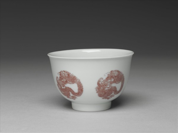 白瓷釉裡紅團龍紋杯