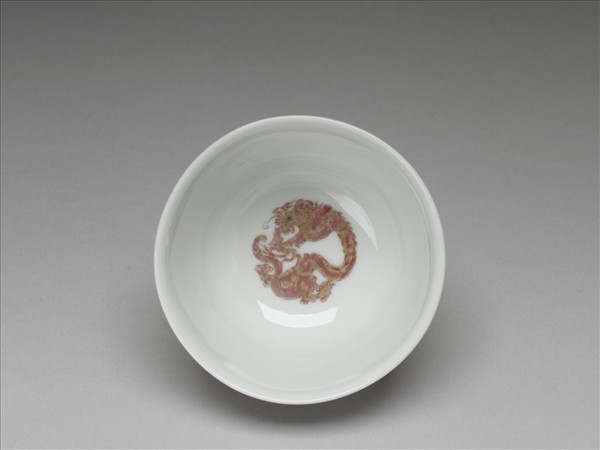 白瓷釉裡紅團龍紋杯
