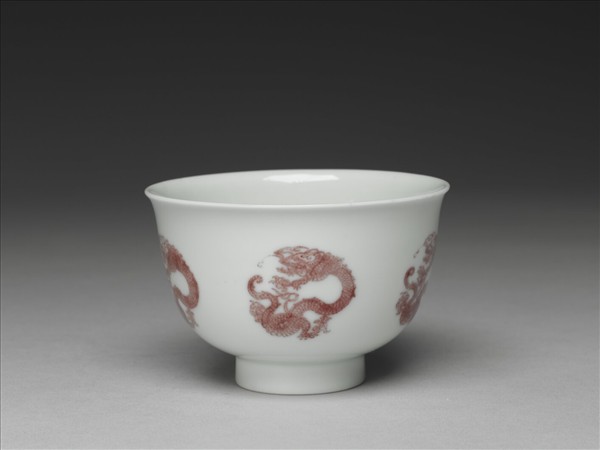 白瓷釉裡紅團龍紋杯