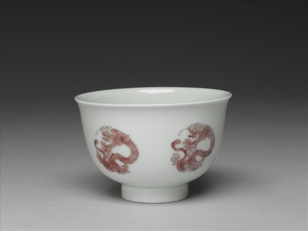 白瓷釉裡紅團龍紋杯