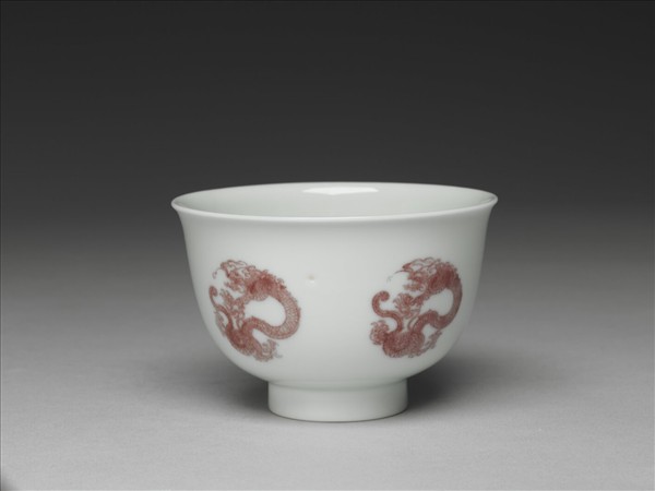 白瓷釉裡紅團龍紋杯