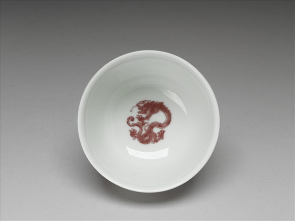 白瓷釉裡紅團龍紋杯