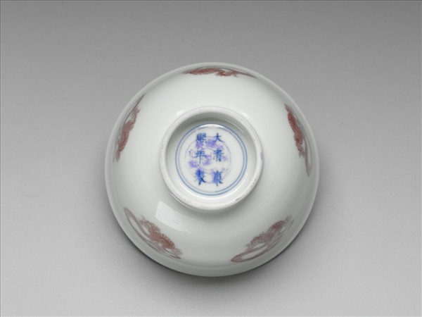 白瓷釉裡紅團龍紋杯