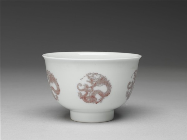 白瓷釉裡紅團龍紋杯