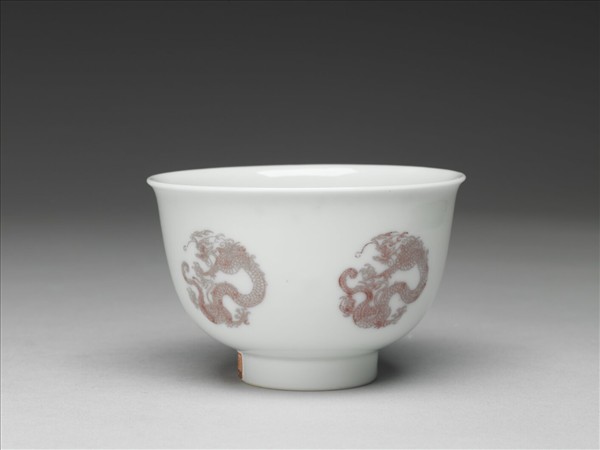白瓷釉裡紅團龍紋杯