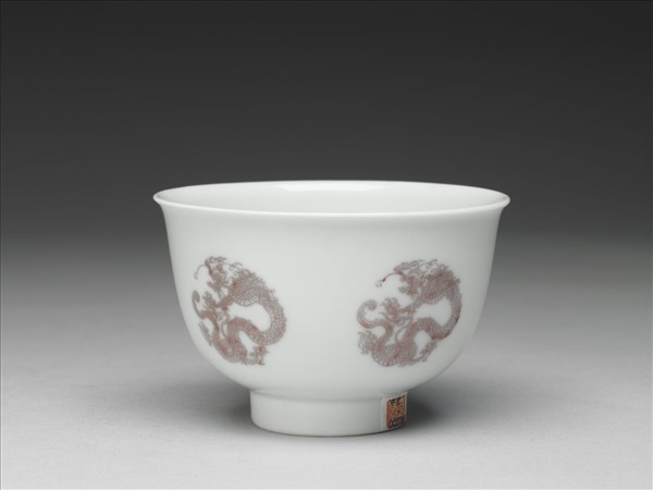 白瓷釉裡紅團龍紋杯