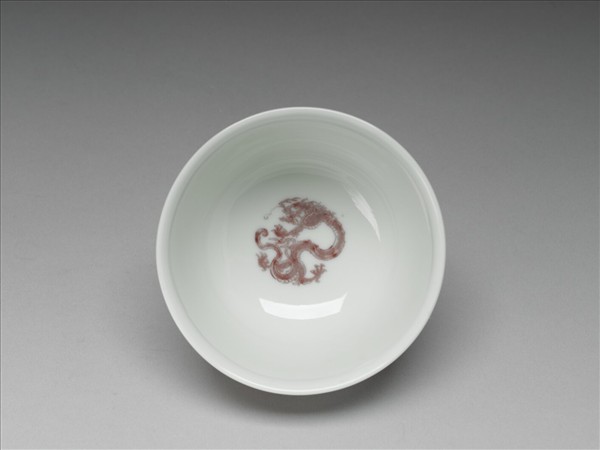 白瓷釉裡紅團龍紋杯