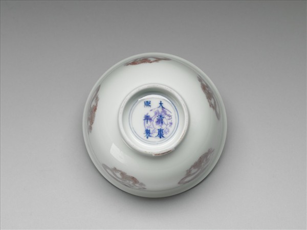 白瓷釉裡紅團龍紋杯