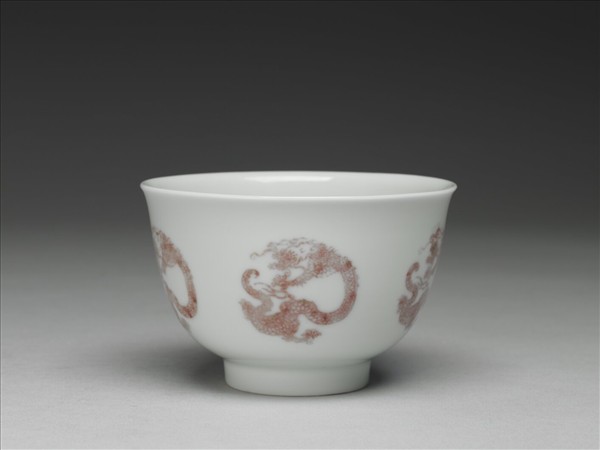 白瓷釉裡紅團龍紋杯