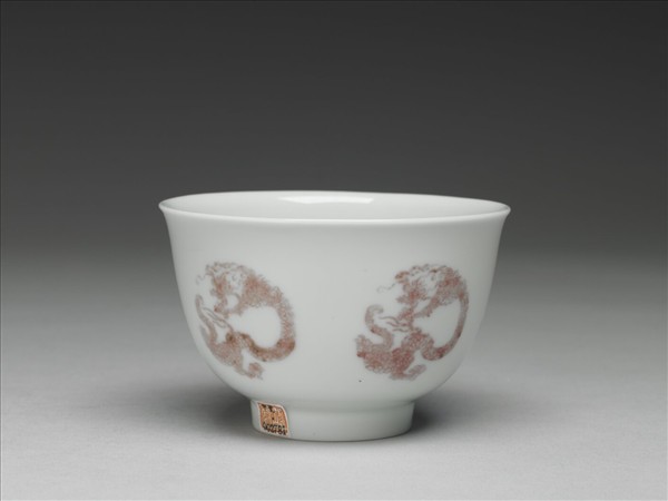 白瓷釉裡紅團龍紋杯