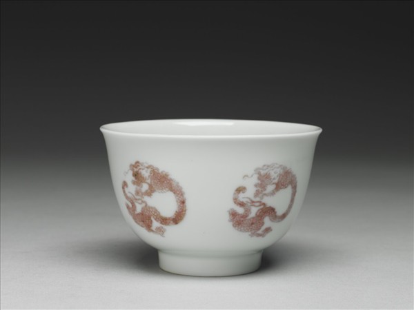 白瓷釉裡紅團龍紋杯