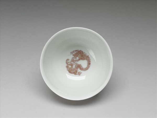 白瓷釉裡紅團龍紋杯