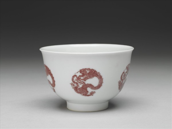 白瓷釉裡紅團龍紋杯