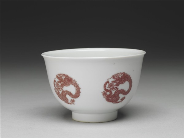 白瓷釉裡紅團龍紋杯