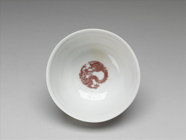 白瓷釉裡紅團龍紋杯