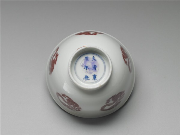 白瓷釉裡紅團龍紋杯