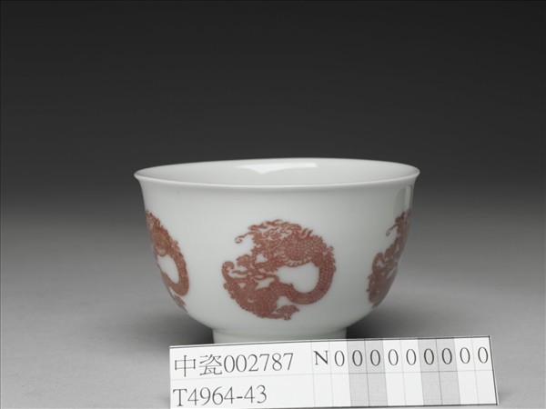 白瓷釉裡紅團龍紋杯