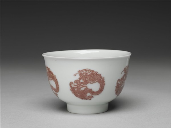 白瓷釉裡紅團龍紋杯