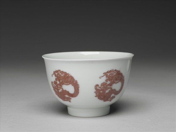白瓷釉裡紅團龍紋杯
