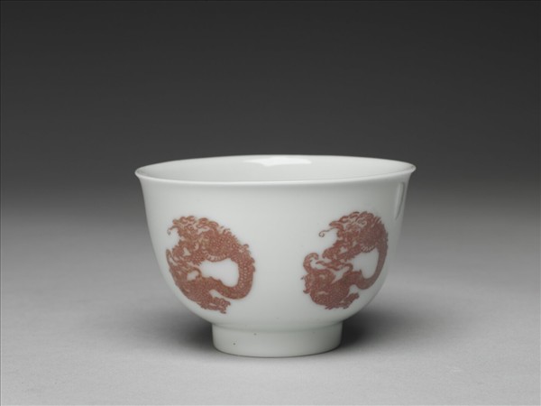 白瓷釉裡紅團龍紋杯