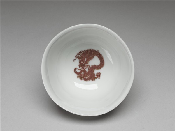白瓷釉裡紅團龍紋杯
