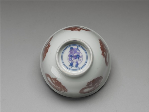 白瓷釉裡紅團龍紋杯