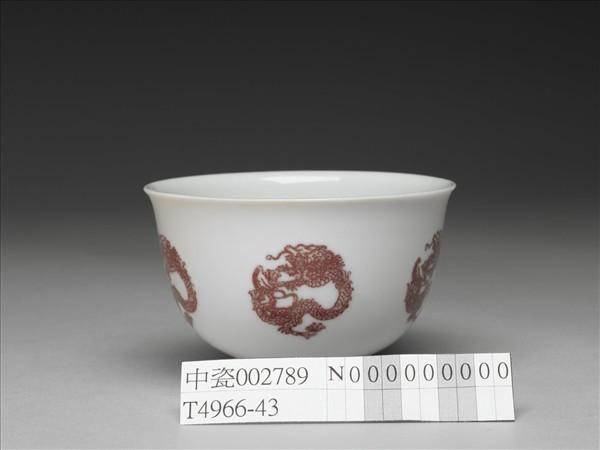 白瓷釉裡紅團龍紋杯
