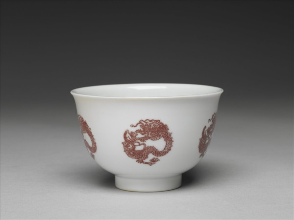 白瓷釉裡紅團龍紋杯