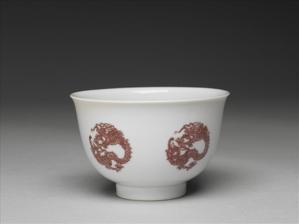 白瓷釉裡紅團龍紋杯
