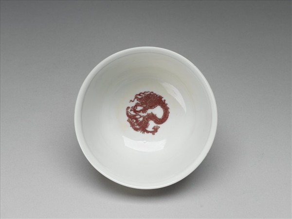 白瓷釉裡紅團龍紋杯