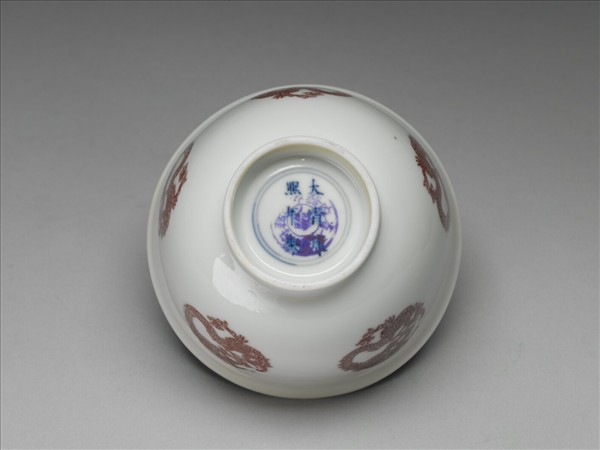 白瓷釉裡紅團龍紋杯