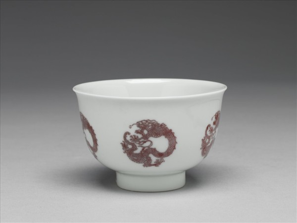 白瓷釉裡紅團龍紋杯