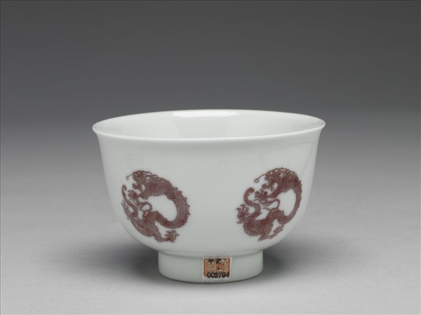 白瓷釉裡紅團龍紋杯