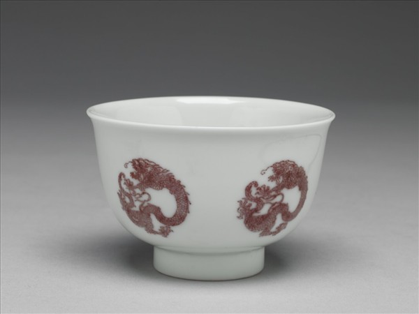 白瓷釉裡紅團龍紋杯