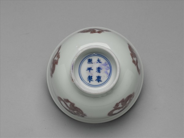 白瓷釉裡紅團龍紋杯