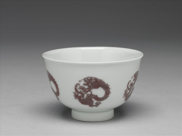 白瓷釉裡紅團龍紋杯
