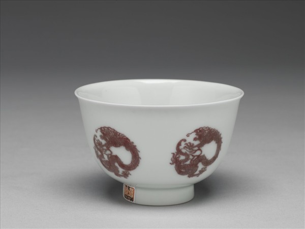 白瓷釉裡紅團龍紋杯