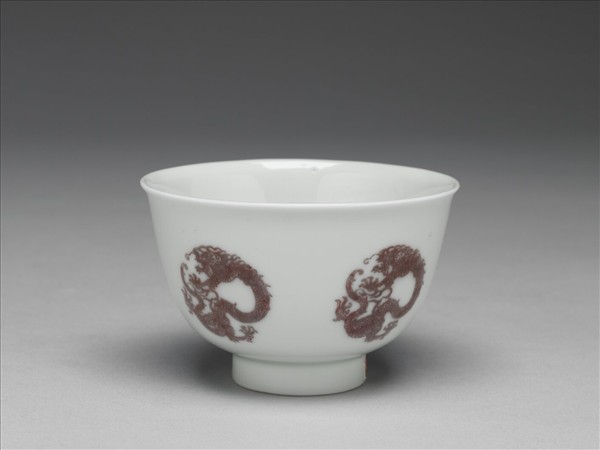 白瓷釉裡紅團龍紋杯